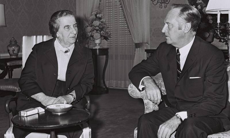 William Rogers amerikai külügyminiszter meglátogatja Golda Meir miniszterelnököt a New York-i Waldorf Astoria szállodában, 1969. szeptember 29-én. Fotó: Moshe Milner/GPO)